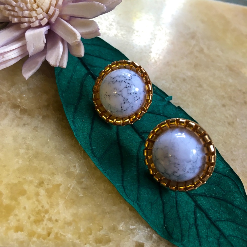 2 FOR $10 NWOT WHITE GREY MARBLED GOLD TRIM POST EARRINGS SPRING SUMMER PARTY